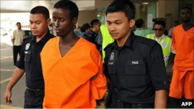 Aparat Malaysia mengawal terdakwa perompak Somalia