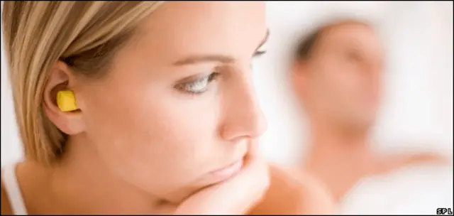 Mujer mirando dormir a su pareja (SPL)