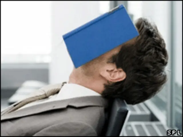 Hombre dormido en la oficina (SPL)