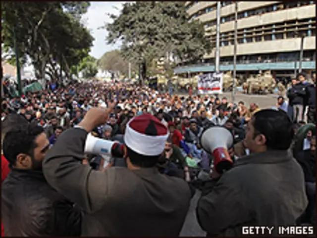 Manifestantes se reuniram em volta do prédio da TV estatal egípcia