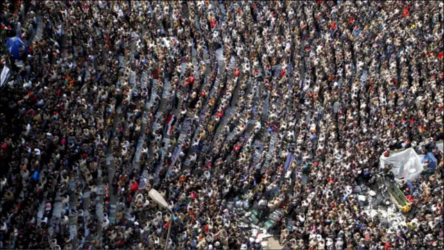 Chiến dịch biểu tình nằm vạ ngày và đêm, lan tỏa khắp thủ đô Cairo, từ quảng trường Tahrir, đến phủ Tổng thống, tòa nhà Quốc hội, và cả Đài truyền hình quốc gia.