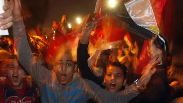 Ratusan ribu warga Mesir yang berdemonstrasi di Lapangan Tahrir, Kairo, larut dalam suka cita