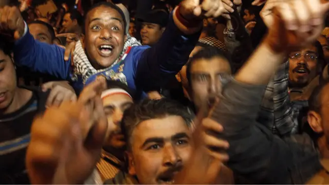 Ratusan ribu warga Mesir yang berdemonstrasi di Lapangan Tahrir, Kairo, larut dalam suka cita