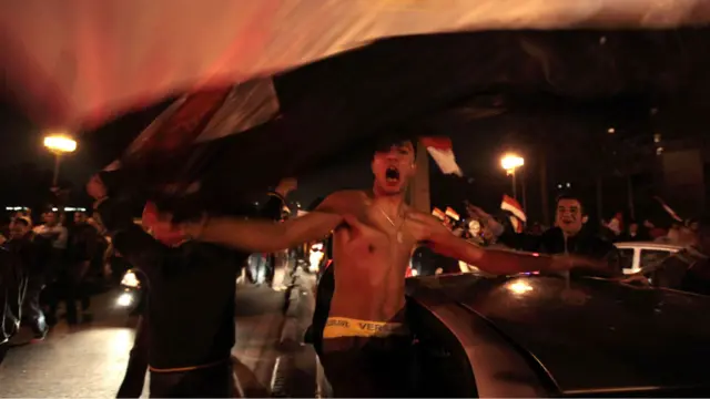 Jalan-jalan di sekitar Lapangan Tahrir, Kairo berubah menjadi arena luapan euforia warga Mesir yang sudah lama menuntut Mubarak lengser.