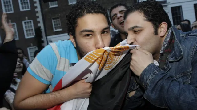 Suka cita juga menjalar ke warga Mesir di perantauan, termasuk di ibukota Inggris, London, yang berunjuk rasa di depan kedutaan besar mereka.