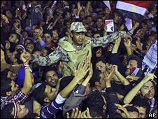 "¡El pueblo y el Ejército son uno!" gritaban algunos de los manifestantes de la Plaza Tahrir tras conocer la renuncia del presidente de Egipto, Hosni Mubarak. Diversos grupos opositores agradecieron a los militares el papel imparcial que han jugado durante las protestas, pero según los analistas éste podría ser menos"romántico" de lo que parece.
