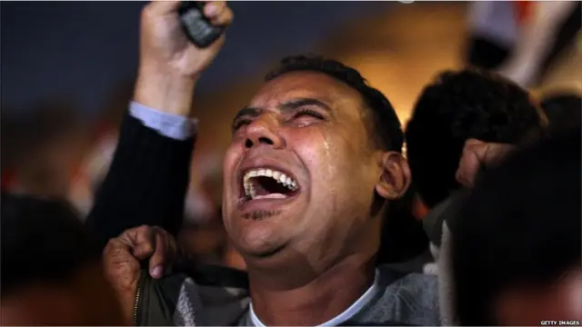 Pengunjuk rsa menangis gembira