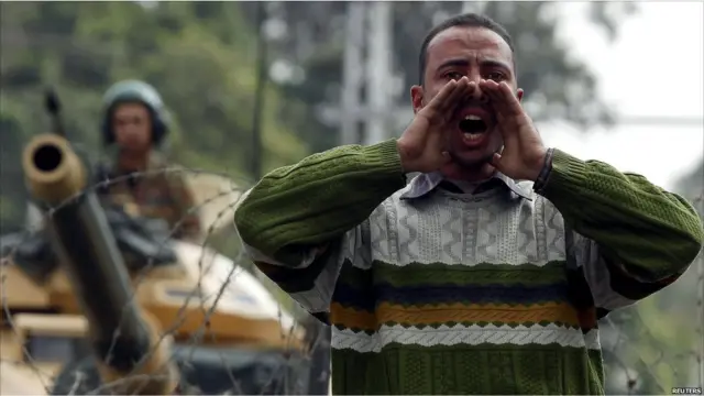 Pengunjuk rasa anti pemerintah di depan tank