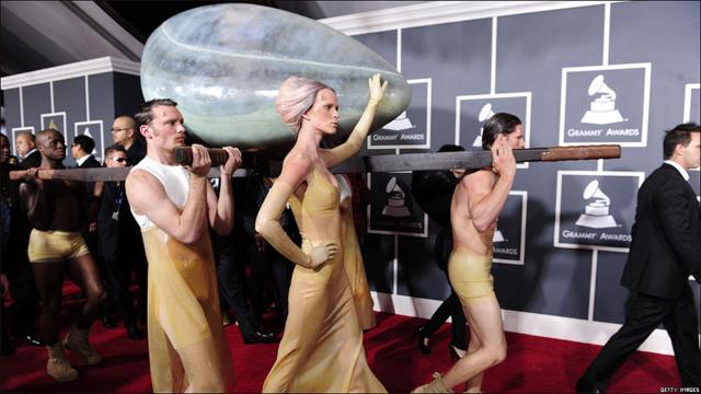 Lady Gaga llega metida en un huevo