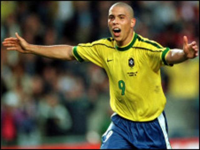 Ronaldo celebra un gol clave, pero en la Copa Mundial de 1998.