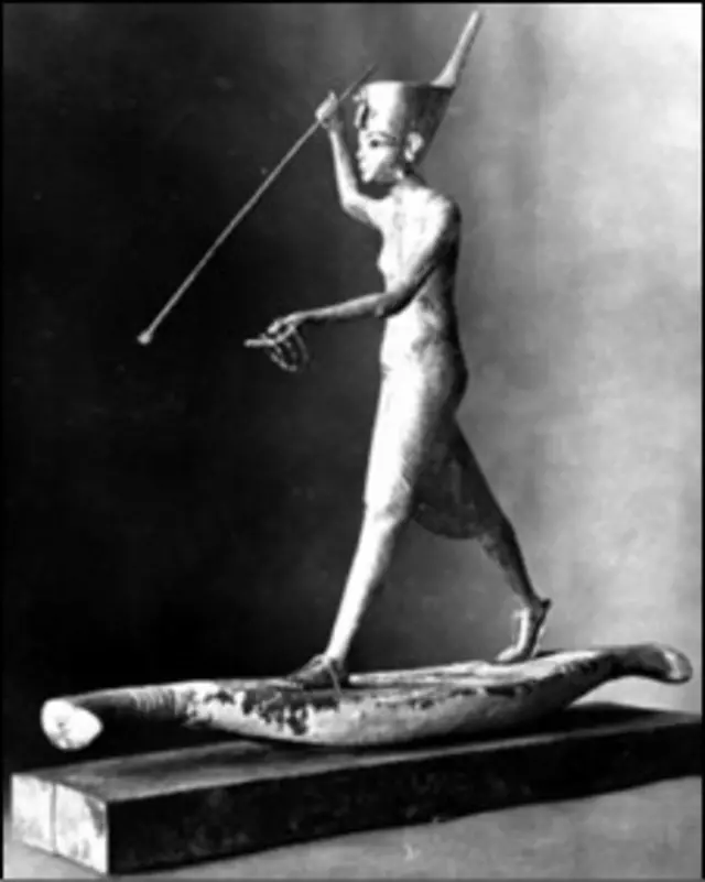 د تون عنخ امون پاچا مجسمه چې د کبانو د ښکار په حالت کې دی.