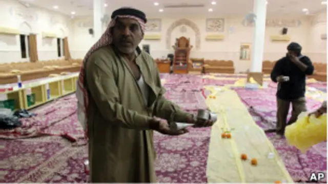 بحريني يمسك عبوات الغاز المسيل للدموع