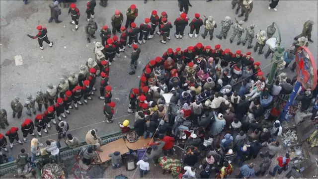 Polisi Militer dan polisi bergerak untuk menghalau massa demonstran yang tersisa di Lapangan Tahrir, titik pusat demonstrasi anti-Husni Mubarak.