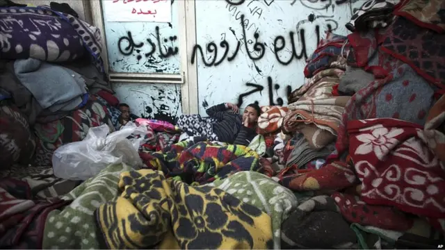 Sebagian demonstran yang menginap di Lapangan Tahrir masih bertahan dengan harapan terus menekan aparat militer yang kini berkuasa di Mesir.