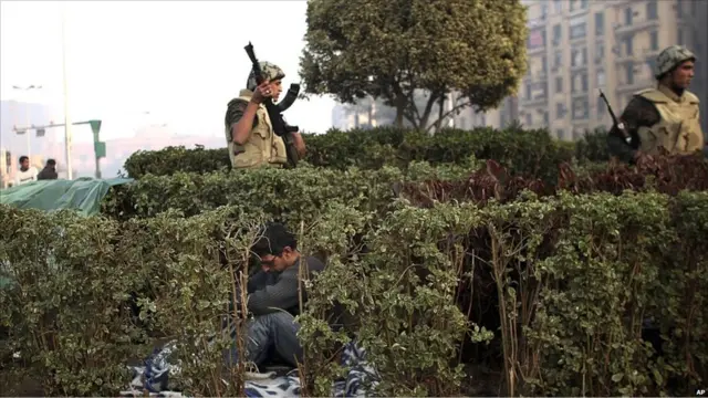 Personel militer bergerak menyisir seluruh sudut Lapangan Tahrir untuk menggusur demonstran yang tersisa.