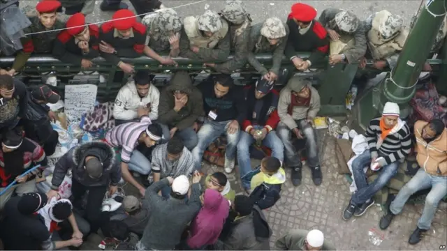 Beberapa demonstran ditahan oleh aparat keamanan yang diperintahkan untuk memulihkan situasi di ibukota Mesir, Kairo.