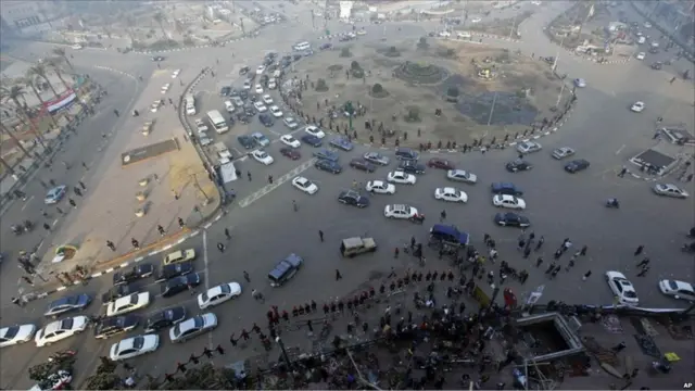 Arus lalulintas kendaraan kini mulai bergerak lebih lancar melalui Lapangan Tahrir yang berada di jantung kota Kairo.