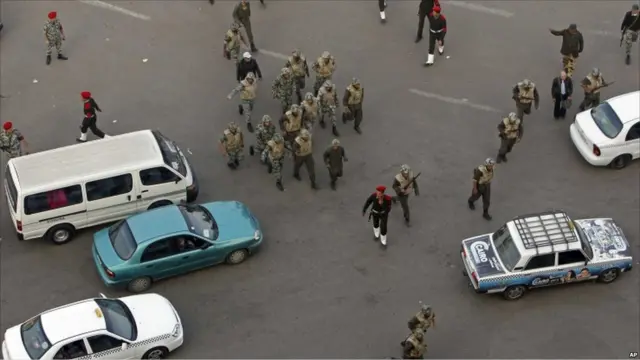 Tentara juga berusaha memuluhkan lalu lintas di sekitar alun-alun utama Kairo