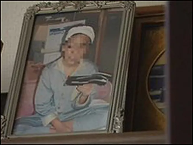 La fotografía de la hija no está junto a las de los antepasados en el altar de la familia.