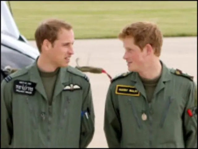 Príncipes William e Harry (à direita)