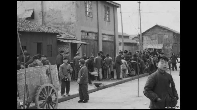 Năm 1949 Trung Quốc là một trong những nước nghèo và kém phát triển nhất trên thế giới. Khoảng 90% sống ở thôn quê và đa số trong cảnh nghèo khó.