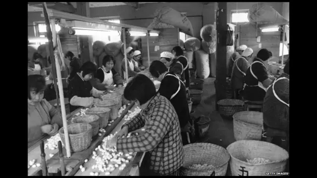 Năm 1956, 99% kinh tế Trung Quốc nằm trong tay nhà nước. Đa số dân sống ở thôn quê và làm nghề nông. Dù chính quyền muốn công nghiệp hóa nhưng sản xuất rất thấp.