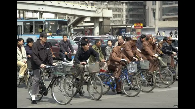 Ngày càng có nhiều người bỏ nông thôn ra thành phố. Năm 1950 chưa tới 13% sống ở thành thị, nay có khoảng 40% và dự kiến sẽ tăng lên 60% trong hai thập niên tới.