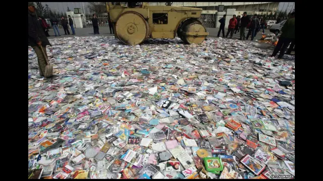 Tuy nhiên kinh tế tăng nhanh hơn quản lý. EU ước đoán 80% hàng nhái đến từ Trung Quốc. Nhà nước cũng phải đưa ra luật lệ mới sau một loạt những vụ vi phạm an toàn trong năm 2007.