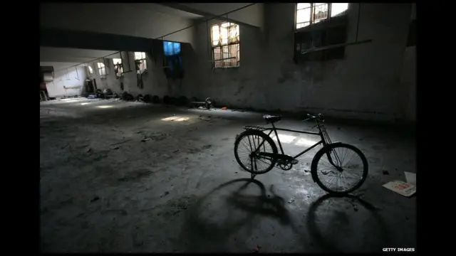 Kinh tế Trung Quốc tiếp tục tăng trưởng dù ít nhiều cũng bị ảnh hưởng bởi suy thoái kinh tế toàn cầu. Hàng ngàn hãng xưởng đóng cửa và nhiều công nhân phải trở về quê.