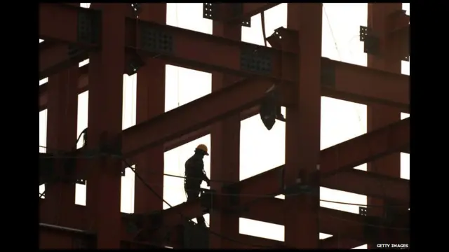 Năm 2010 Trung Quốc vượt qua Nhật Bản trở thành kinh tế lớn thứ nhì trên thế giới. Các chuyên gia tiên đoán nếu tiếp tục tăng trưởng ở đà này, chỉ trong vòng 10 năm nữa Trung Quốc qua mặt luôn Hoa Kỳ..