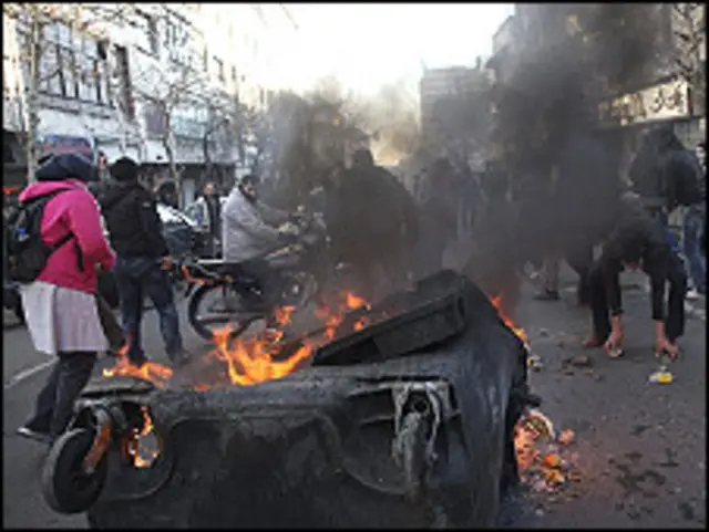 پیر کو ’آمر مردہ باد‘ کے نعرے لگاتے ہوئے ہزاروں کی تعداد میں اپوزیشن کے حمایتی تہران کے آزادی سکوائر میں جمع ہوگئے