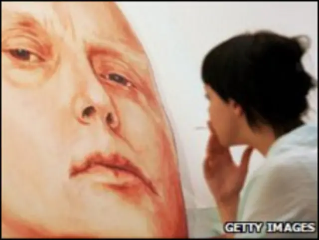 Девушка смотрит на портрет Литвиненко