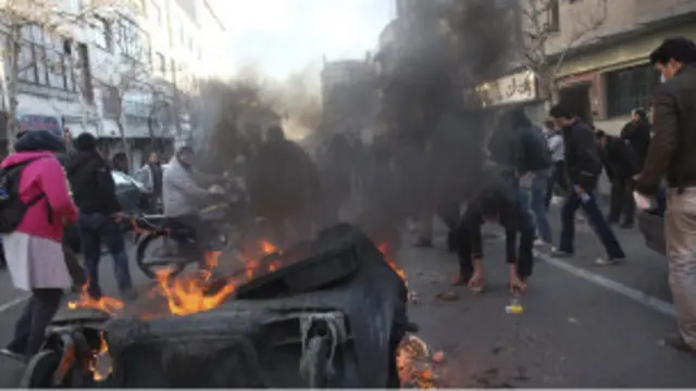 Aksi unjuk rasa di Teheran mengakibatkan dua orang tewas dan belasan luka-luka.