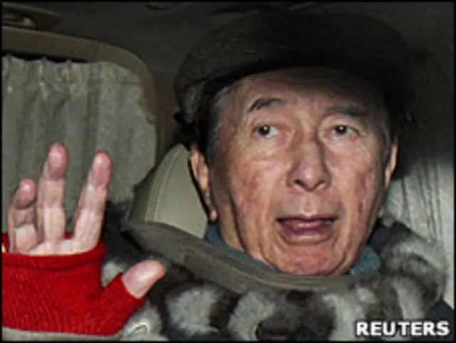 何鸿燊乘车离开陈婉珍住所（27/1/2011）