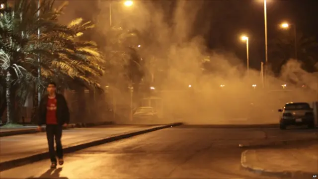 بحريني يمر بالقرب من دوار اللؤلؤة