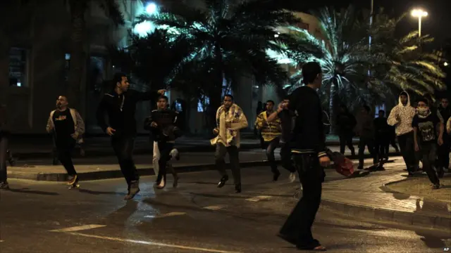 معتصمون يفرون من دوار اللؤلؤة