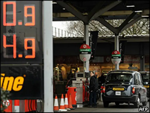 Taxi en una gasolinera