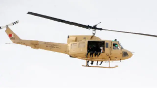 Helikopter militer memantau situasi di ibukota Bahrain, Manama
