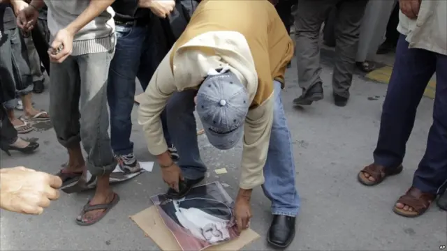 احتجاج امام المستشفى