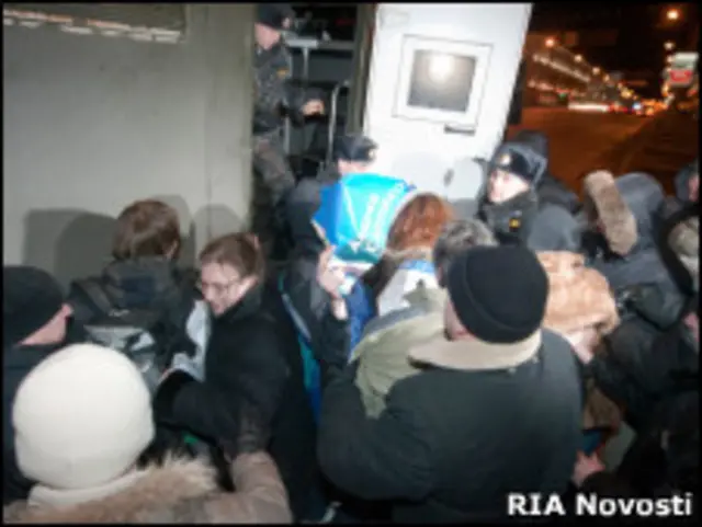 ОМОН задерживает оппозиционеров в Минске