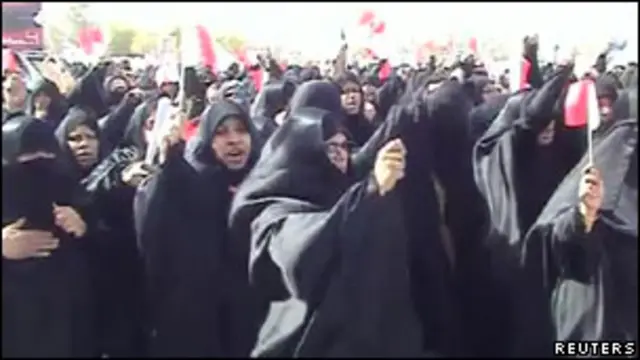نساء بحرينيات يشاركن في المسيرات التي شهدتها البلاد مؤخرا