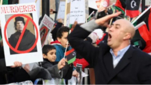 متظاهرون ليبيون يطالبون برحيل القذافي عن الحكم