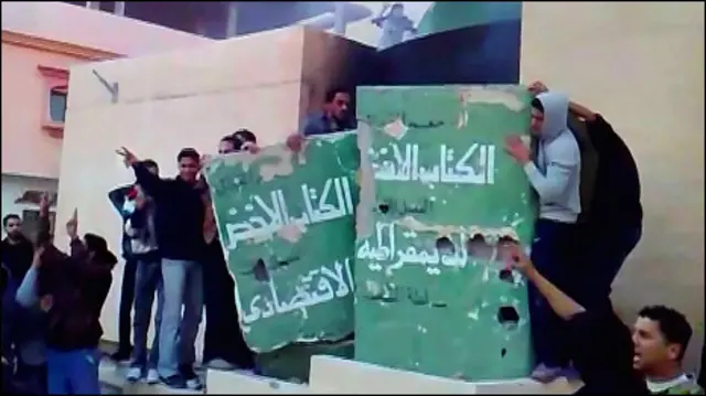 Dân chúng đập tượng các tấm Sách Xanh, kỷ yếu về ý thức hệ do ông Gaddafi lập ra