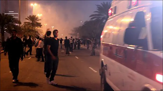 Manifestantes huyen de los gases lacrimógenos lanzados por la policía en Manama, Bahréin.