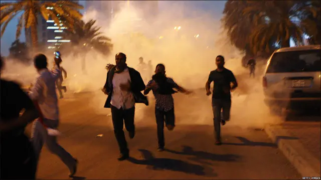 Manifestantes corren en la capital de Bahréin, Maná.