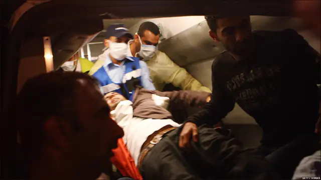 Personal médico atiende a un manifestante herido en Manama, Bahréin.