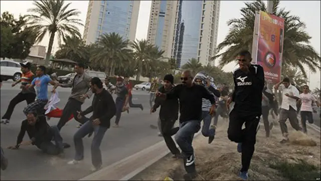 Manifestantes huyen de la policía en la capital de Bahréin, Manama.