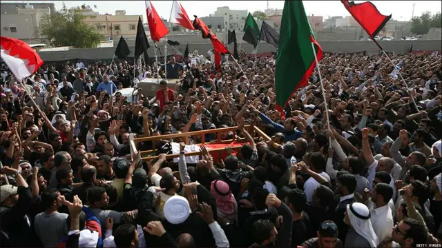 Funeral de uno de los manifestantes muertos en las protestas de Bahréin en la ciudad de Sitra.