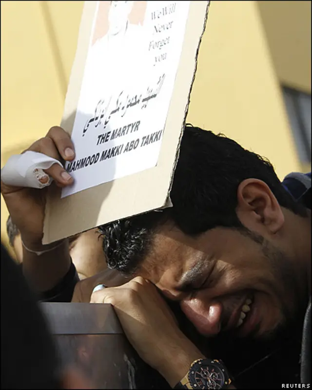 Familar de uno de los manifestantes muertos en Bahréin.