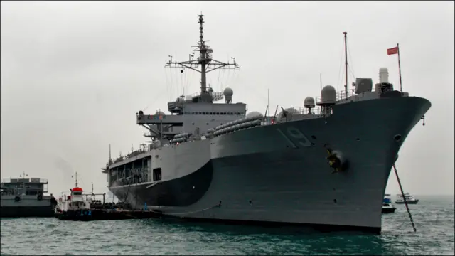 Hạm đội 7 mang tên Blue Ridge của Hoa Kỳ đang thực hiện chuyến viếng thăm năm ngày tại Hong Kong từ ngày 19/02. Phóng viên ảnh Jinsong Chen của BBC Chinese tại Hong Kong thực hiện phóng sự này. 